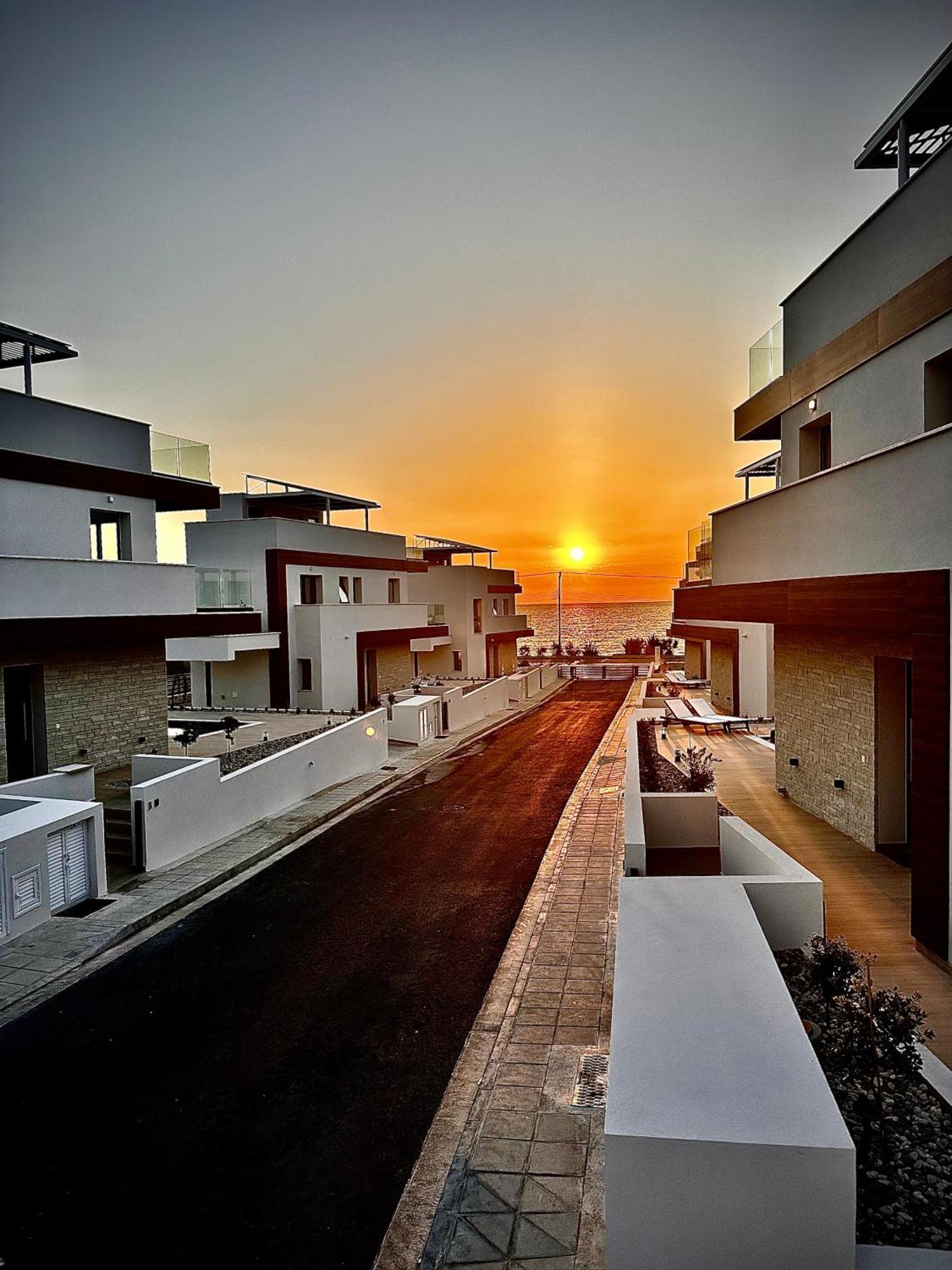 Santa Barbara Seafront Villas W Jacuzzi Pool Paphos 外观 照片