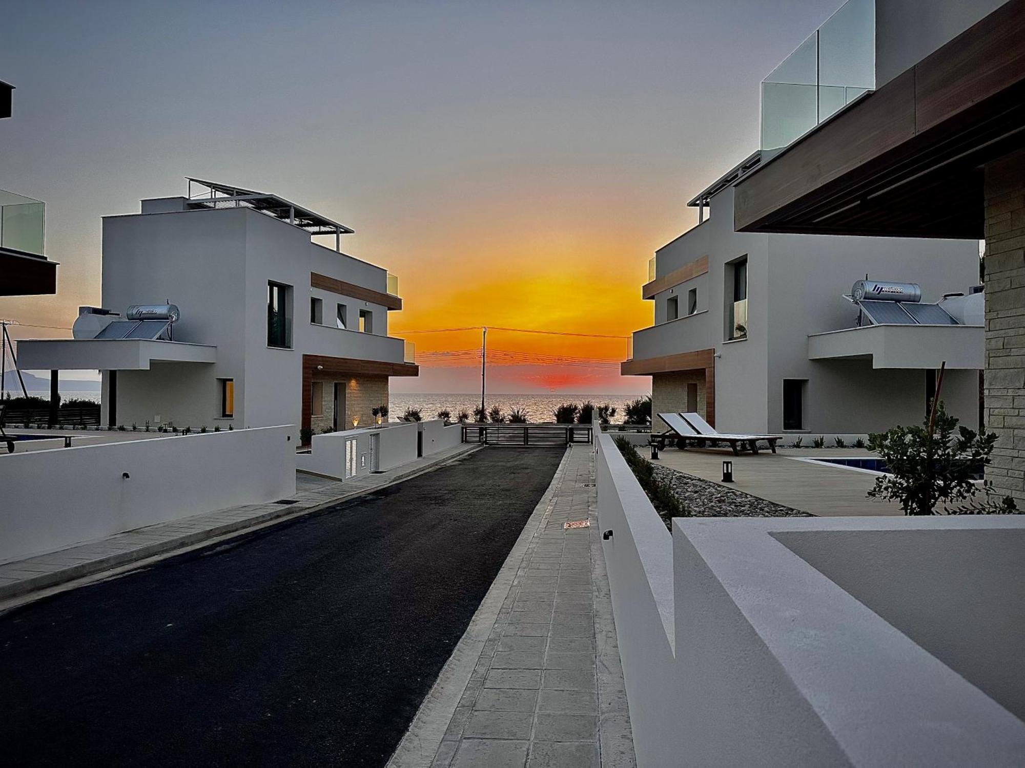 Santa Barbara Seafront Villas W Jacuzzi Pool Paphos 外观 照片