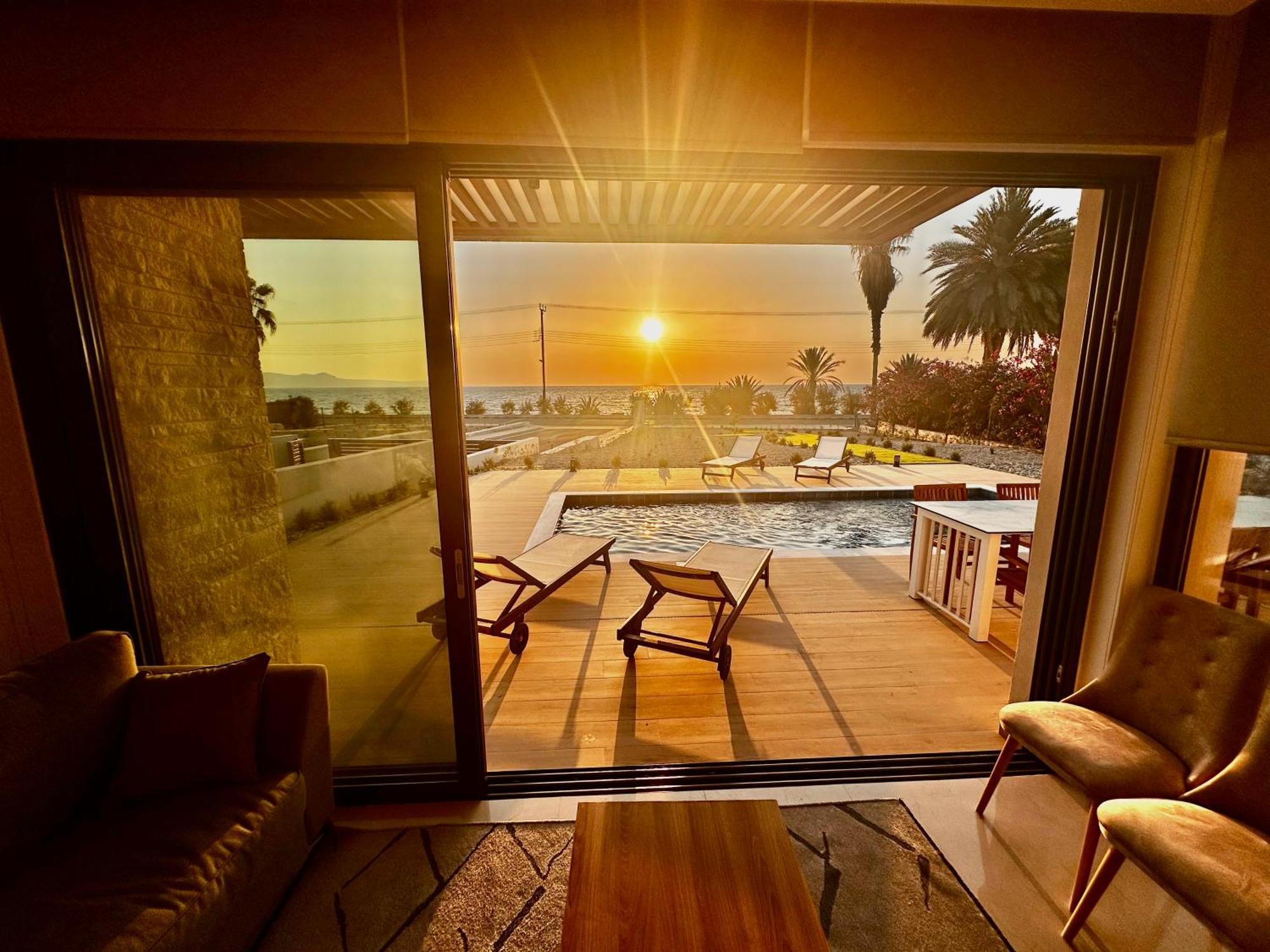 Santa Barbara Seafront Villas W Jacuzzi Pool Paphos 外观 照片